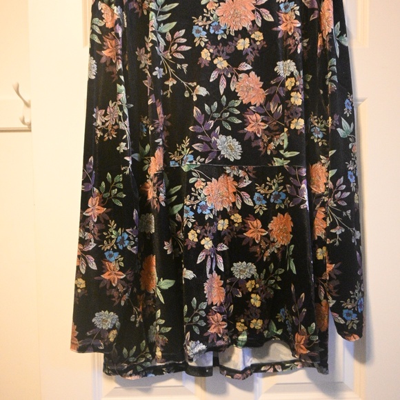 Velvet Floral Top - Picture 3 of 3